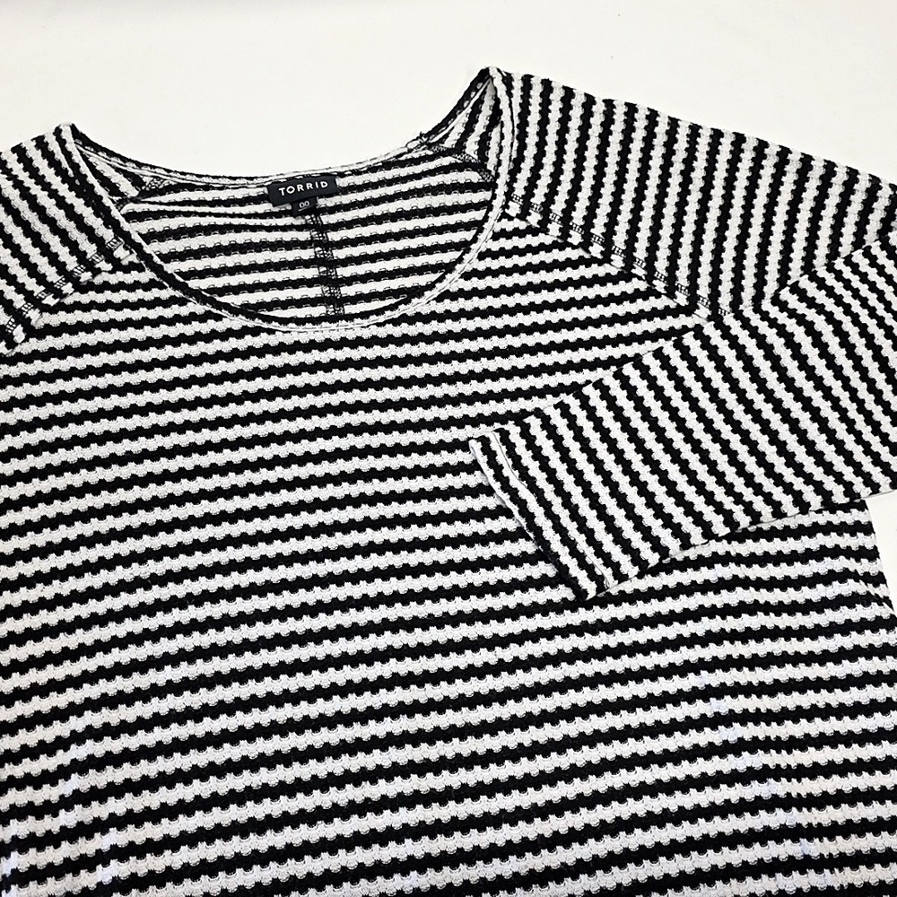 Torrid Raglan Top Womens 00 Black White Striped Waffle Knit Scoop Neck‎ Long Slv